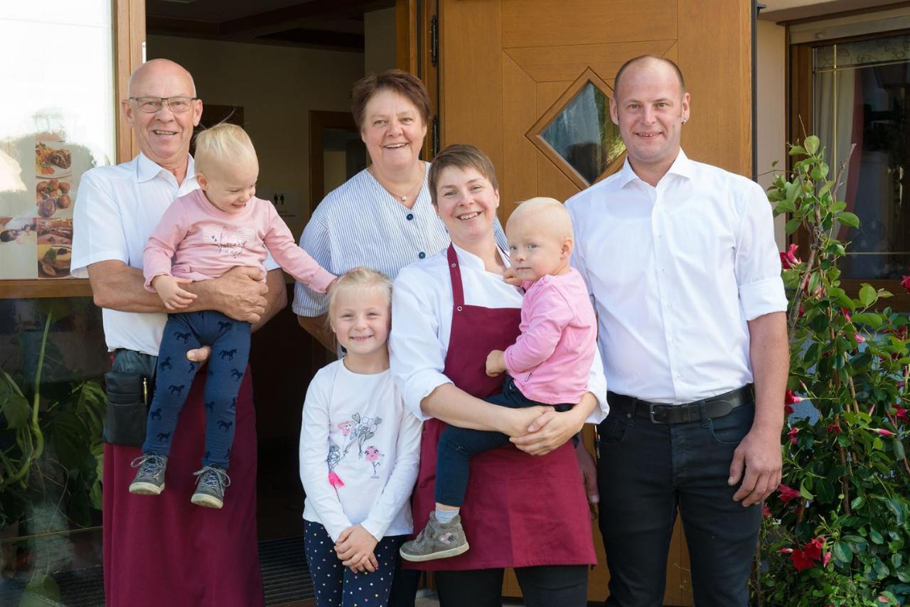 Gasthof-Pension Brauner Hirsch In Alfeld - Mittelfranken Bagian luar foto