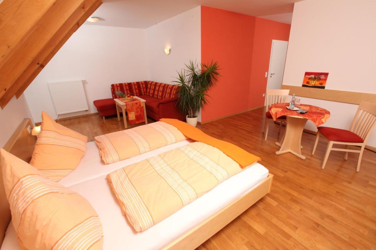 Gasthof-Pension Brauner Hirsch In Alfeld - Mittelfranken Bagian luar foto
