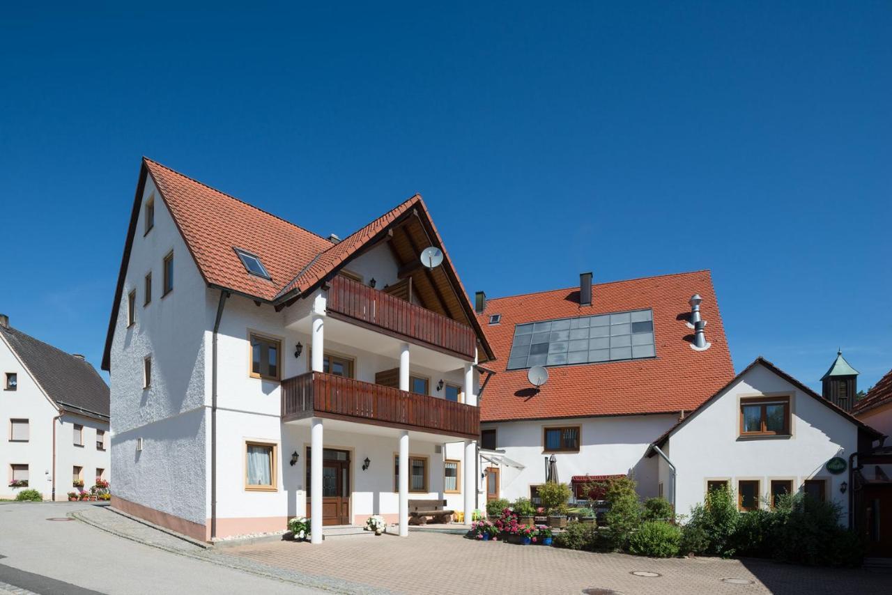 Gasthof-Pension Brauner Hirsch In Alfeld - Mittelfranken Bagian luar foto