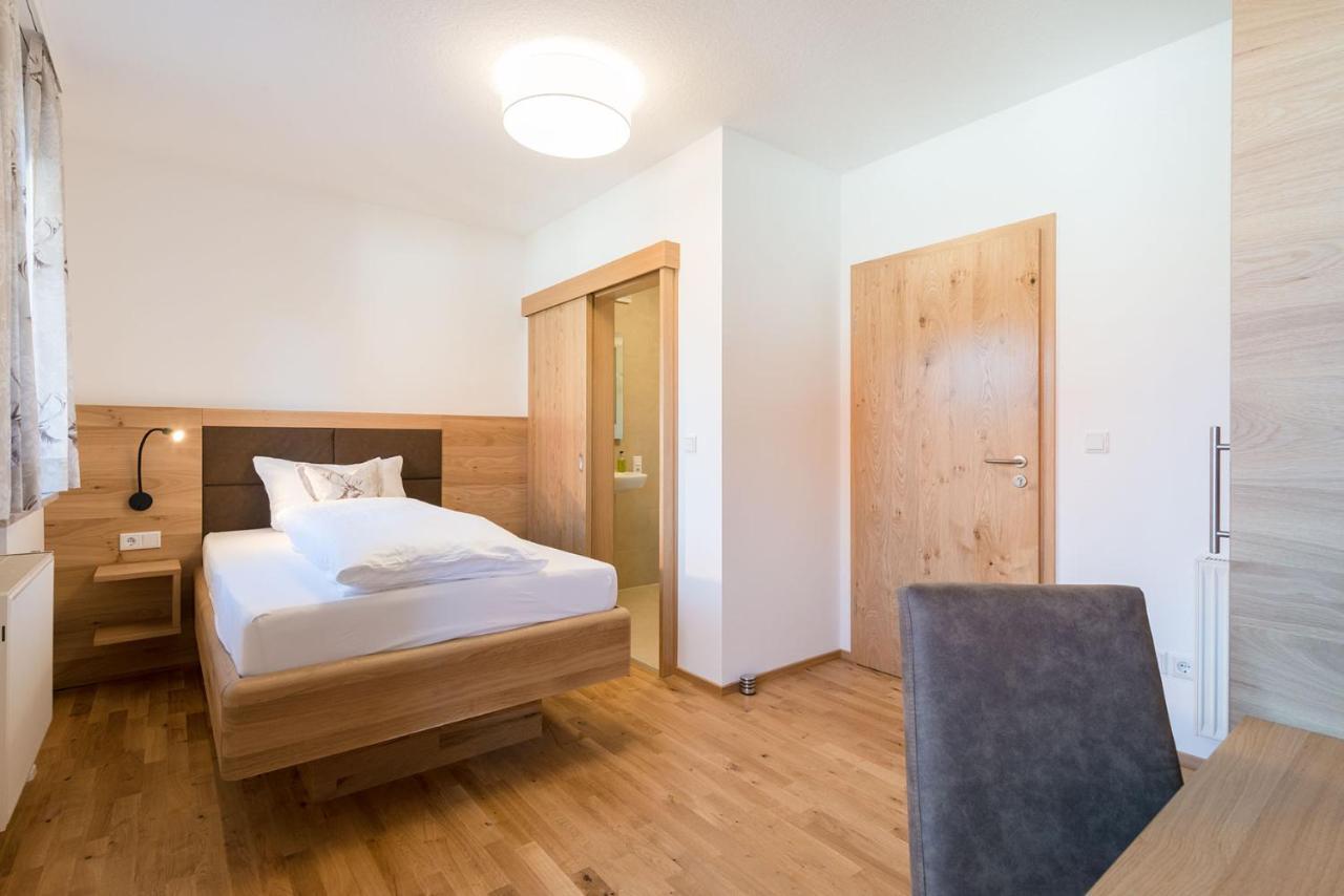 Gasthof-Pension Brauner Hirsch In Alfeld - Mittelfranken Bagian luar foto