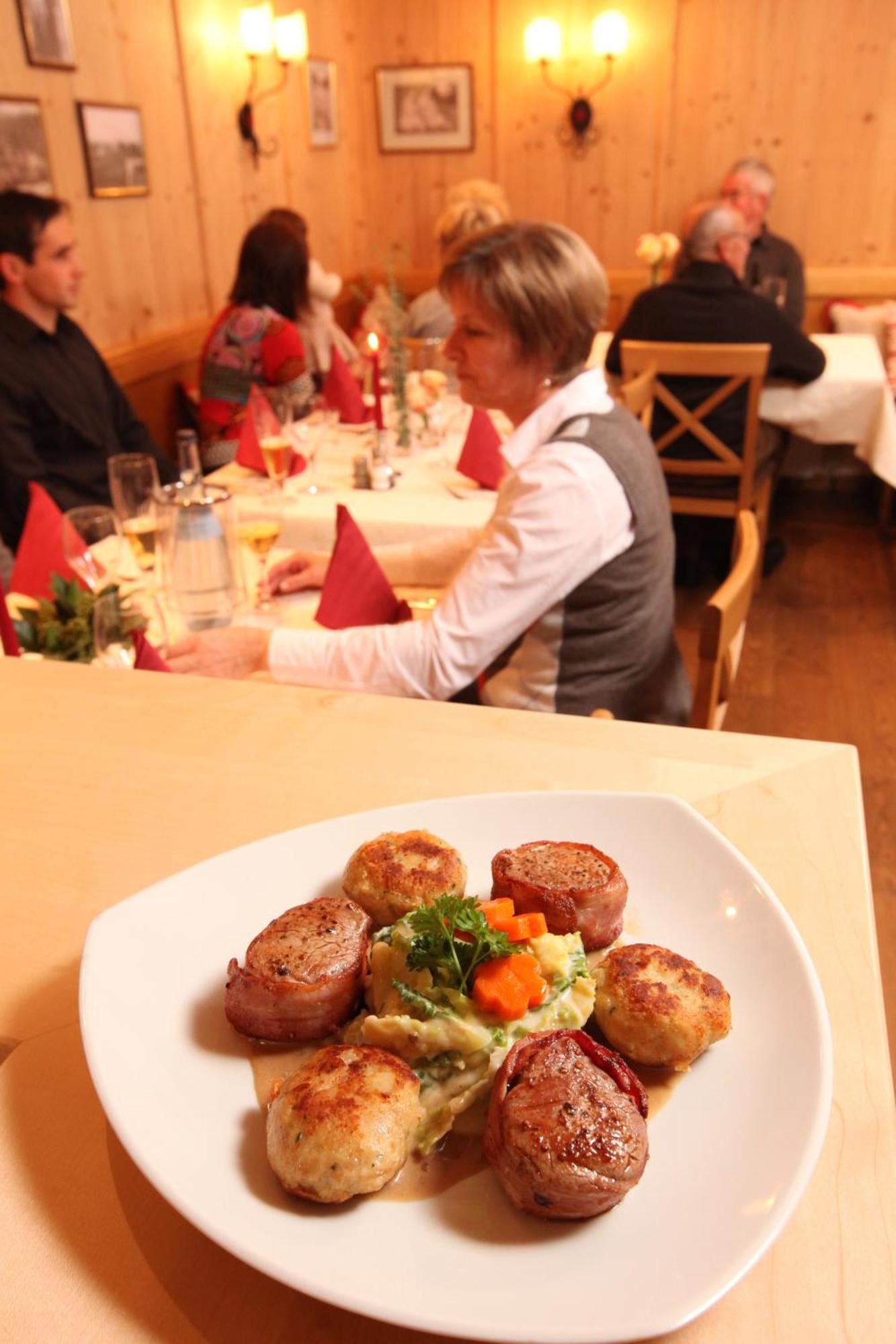 Gasthof-Pension Brauner Hirsch In Alfeld - Mittelfranken Bagian luar foto
