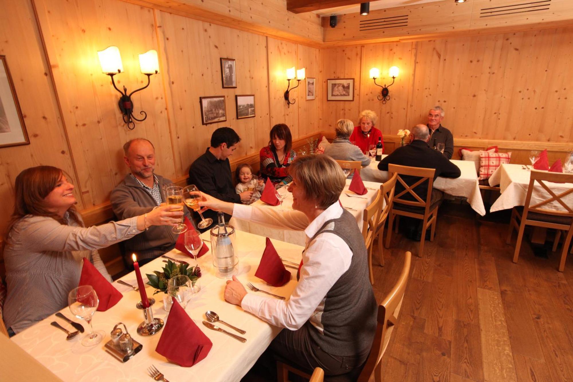 Gasthof-Pension Brauner Hirsch In Alfeld - Mittelfranken Bagian luar foto